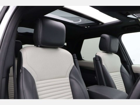 Land Rover Discovery 3.0 Discovery R-Dynamic SE D MHEV Auto 4WD 5dr 2
