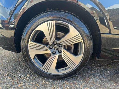 Audi E-Tron QUATTRO S LINE 30