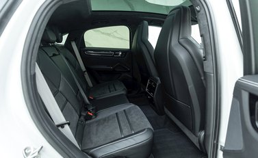 Porsche Cayenne GTS Coupé 12