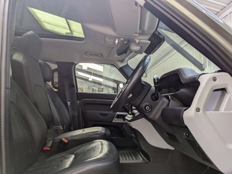Land Rover Defender 2.0 Defender SE Auto 4WD 5dr 9