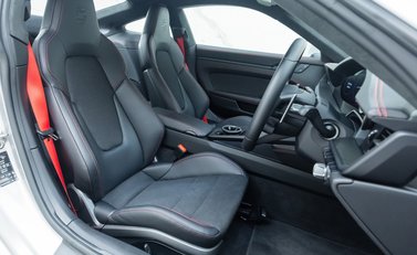 Porsche 911 GT3 TOURING (992) 11