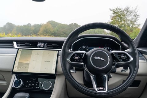 Jaguar F-Pace 5.0 SVR 12