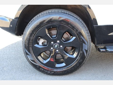 Land Rover Defender 3.0 D300 MHEV X-Dynamic SE SUV Auto 4WD 32