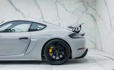 Porsche Cayman GT4 718 30