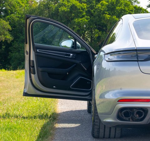 Porsche Panamera 4 E-Hybrid Platinum Edition 1