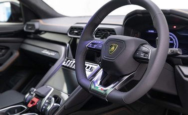 Lamborghini Urus V8 5