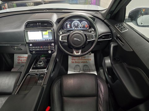 Jaguar F-Pace 3.0 D300 V6 S Auto AWD Euro 6 (s/s) 5dr 31