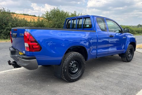 Toyota Hilux Active 4WD D-4D ECB Pickup 2