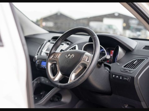 Hyundai ix35 2.0 ix35 Premium 4WD CRDI Auto 4WD 5dr 15