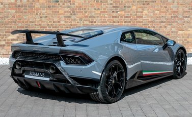 Lamborghini Huracan LP640-4 Performante 7