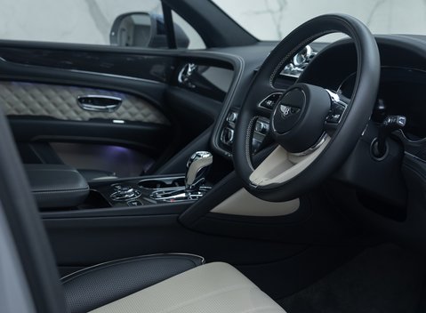 Bentley Bentayga V8 AZURE 13