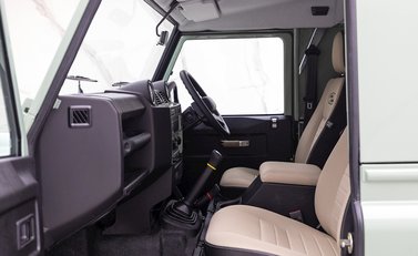 Land Rover Defender 90 Heritage Hard Top 13