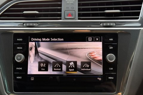 Volkswagen Tiguan R-LINE TECH TSI EVO DSG -CAMERA -FULL VW SERVICE HISTORY  44