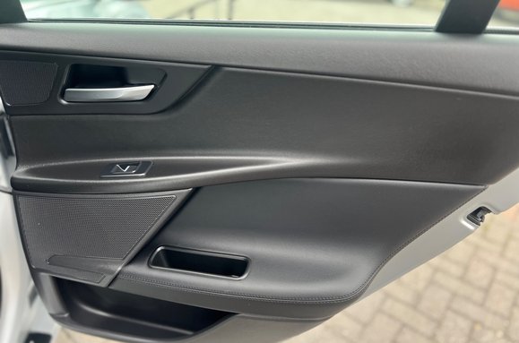Jaguar XE 2.0 D PORTFOLIO AUTO 27