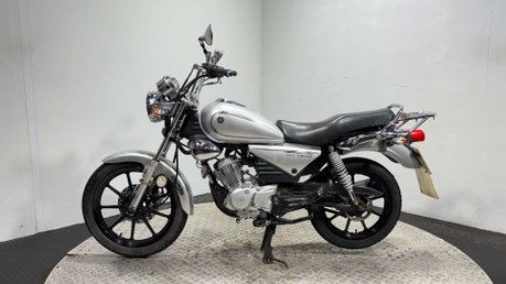 Yamaha YBR125 Custom 2012 ONLY 11K PROJECT BIKE SPARES OR REPAIR 125CC LEARNER 4