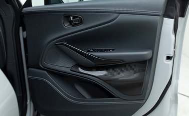 Aston Martin DBX 707 22