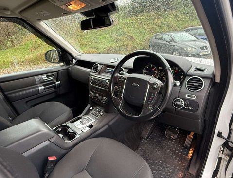 Land Rover Discovery 3.0 Discovery SE SDV6 Auto 4WD 5dr 12