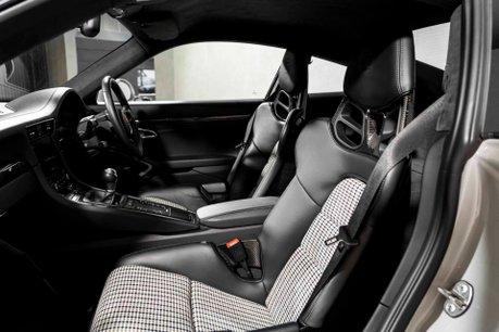 Porsche 911 GT3 TOURING. 1 OF 47 RHD CARS IN THE UK. 1 OF 4 IN CRAYON. HOUNDSTOOTH INTERIOR 19