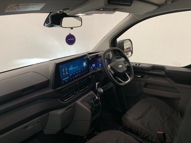 Ford Transit Custom 320LWB 9 Seat Kombi Titanium *new* 17