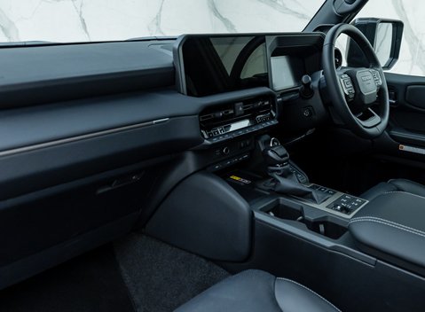 Toyota Land Cruiser Invincible 17