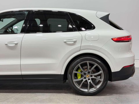 Porsche Cayenne 3.0 V6 E-Hybrid 14.1kWh SUV 5dr Petrol Plug-in Hybrid TiptronicS 4WD Euro 6 17