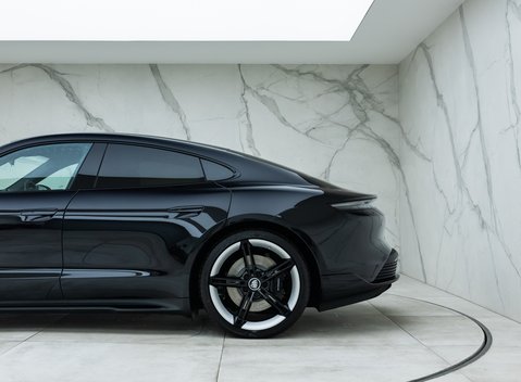 Porsche Taycan 4S 32