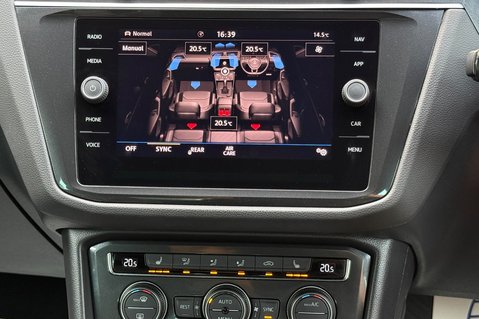 Volkswagen Tiguan R LINE TSI BMT 4MOTION DSG -RARE LEATHER INTERIOR -CAMERA -APPLE CARPLAY  45