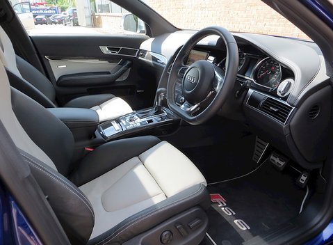 Audi RS6 Avant Plus 12