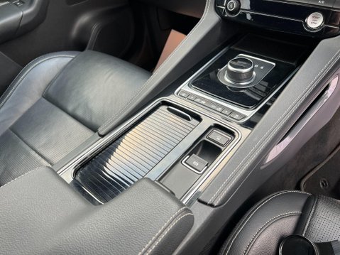 Jaguar F-Pace R-SPORT AWD 17