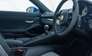 Porsche Cayman GT4 (718) 13