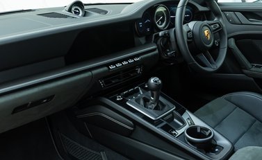 Porsche 911 Carrera GTS (992) 16