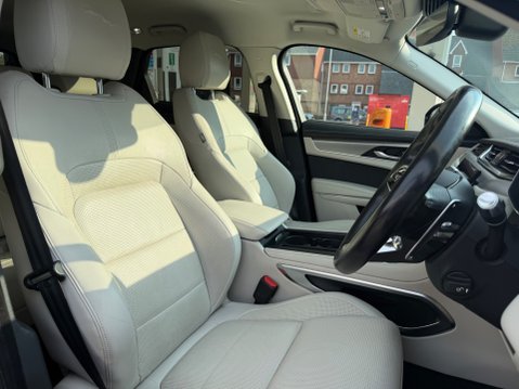 Jaguar F-Pace R-DYNAMIC S 3