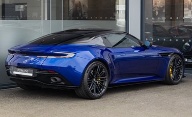 Aston Martin DB12 V8 4