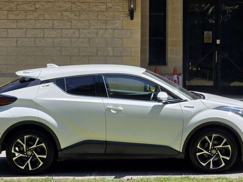Toyota C-HR 1.8 C-HR Design HEV CVT 5dr 18