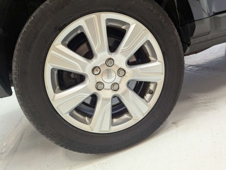 Land Rover Discovery 3.0 Discovery SE Tech SDV6 Auto 4WD 5dr 28