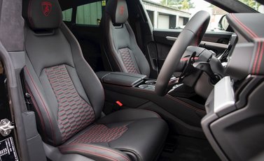 Lamborghini Urus 12