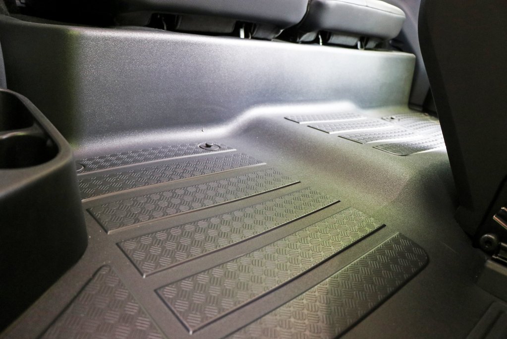 Defender 90 Commercial 2