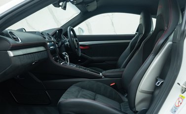 Porsche Cayman GT4 (718) 16