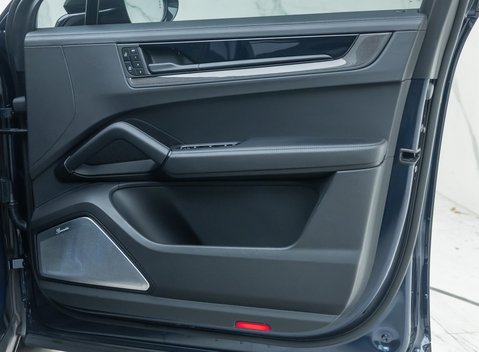 Porsche Cayenne TURBO E-HYBRID Coupe with GT Package 27