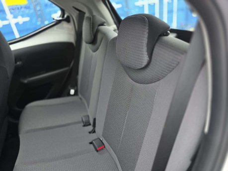 Toyota Aygo 1.0 VVT-i x-play Hatchback 5dr Petrol x-shift Euro 6 (Safety Sense) (71 ps) 7