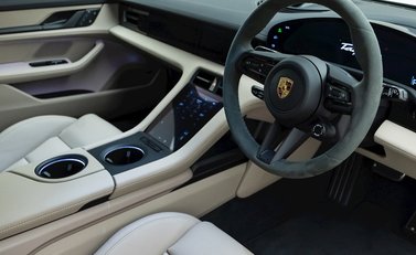 Porsche Taycan GTS Sport Turismo 9