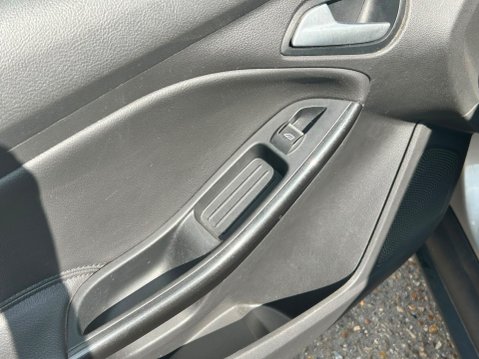 Ford Focus TITANIUM X 24