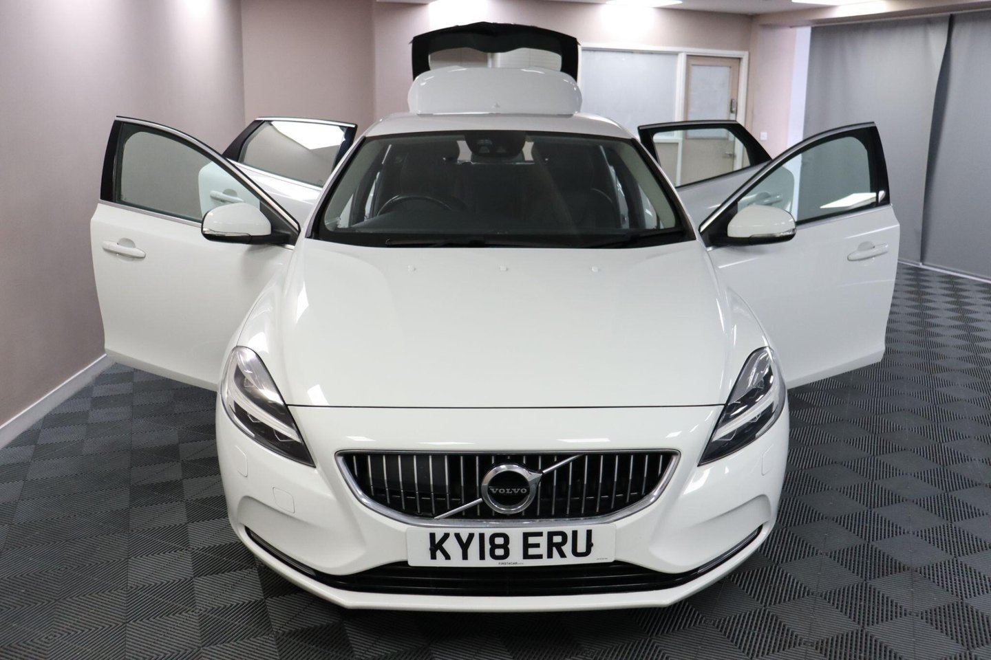 2018 Volvo V40 — image 6