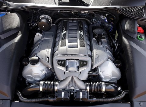 Porsche Cayenne Turbo S 8