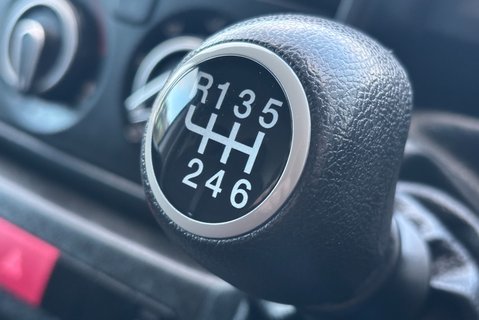 Peugeot Boxer 333 L1 H1 120 ps BlueHdi Professional - Sat Nav & Air Con 32