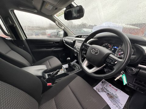 Toyota Hilux Active | 2.4 LT | Double Cab | Tow Bar | Camera | Air Con | 17