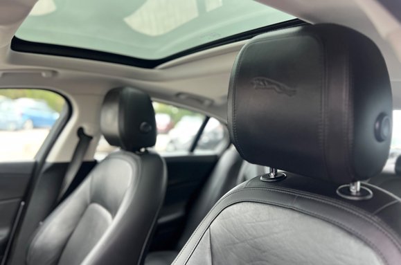 Jaguar XE 2.0 D PORTFOLIO AUTO 28
