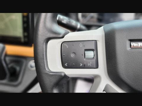 Land Rover Defender X-DYNAMIC HSE MHEV 26