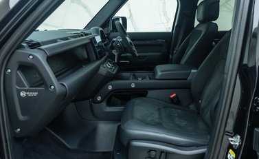 Land Rover Defender 110 V8 Bond Edition 19