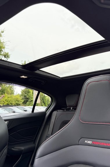 Ford Focus ST -PAN ROOF -PARKING/PERFORMANCE/ASSIST PACKS -HUD -B&O - MEAN GREEN 